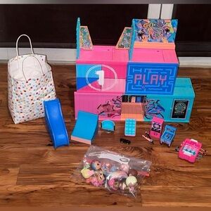 L.O.L CLUB HOUSE with extra LOL dolls and accessories